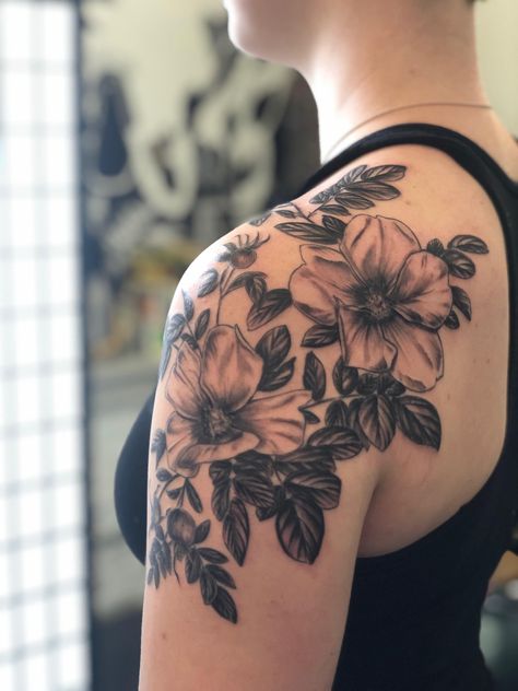 Floral Shoulder Cap Tattoo, Shoulder Cap Tattoos For Women, Chest Neck Tattoo, Mandala Tattoo Shoulder, Lisa Tattoo, Sleeve Inspiration, Cap Tattoo, Front Shoulder Tattoos, Shoulder Cap Tattoo