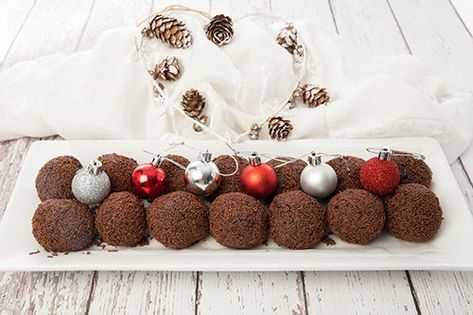 Christmas Rum Balls in the Thermomix Chocolate Rum Balls, Rum Ball, Christmas Shortbread Cookies, Shortbread Cookies Christmas, Ball Display, Christmas Shortbread, Rum Balls, Christmas Treat, Easy Treats