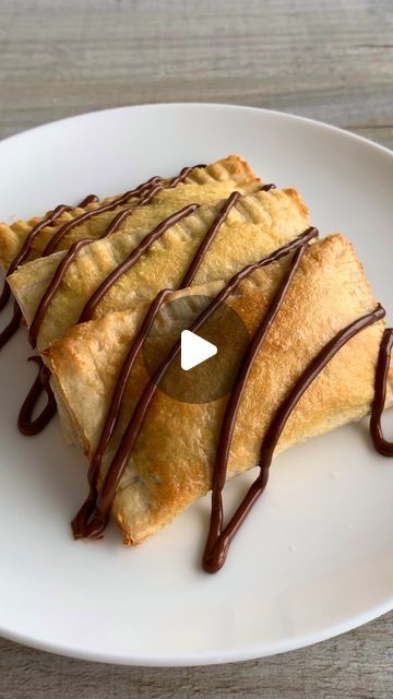 Fitwaffle Kitchen | Eloise on Instagram: "4-INGREDIENT NUTELLA TOAST PIE 😍  These little pies are so quick and easy to make and they taste absolutely delicious! They’re crisp on the outside and filled with warm, melted Nutella 🤤  You can bake them in the air fryer or the oven and you only need 4 ingredients 🙌  Sound on for full instructions 🔉  All you need is:  Soft bread Nutella Egg wash: 1 small egg + 1 tsp milk  I made 3, but feel free to make as many or as little as you like 🥰  Air fry at 180C for 5 minutes or bake in the oven at 200C (fan) for 7-8 mins or until crisp and golden brown 🤌  Enjoy! #fitwaffle #fitwafflekitchen" Nutella Toast Pies, Bread Nutella, Fitwaffle Kitchen, Nutella Toast, Nutella Bread, Soft Bread, Fry Bread, 4 Ingredient, Egg Wash