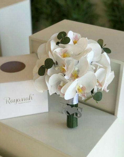 Bride Bouquets Minimalist, Cool Wedding Bouquet, Wedding Bouquets Blush Pink, Simple Orchid Bridal Bouquets, Wedding Bouquets Bride Orchid, Bride Flower Bouquet Orchid, Wedding Bouquets Orchids, Simple White Orchid Bouquet, Hand Bouquet Wedding Orchid