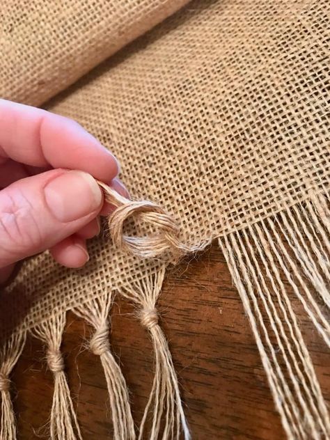 Holiday Hair Color Ideas, Burlap Table Runner Diy, Holiday Hair Color, Burlap Runners, Table Runner Diy, Deco Champetre, Burlap Projects, Burlap Table, Diy Burlap