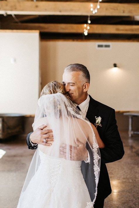 Bride And Dad Pictures, Dad First Look Wedding, Father First Look Wedding Photos, Father Daughter Wedding Pictures, Bride With Father Photos, Family Wedding Photos Parents, Wedding Photo Father Daughter, Father And Daughter Wedding, First Look Wedding Photos Dad