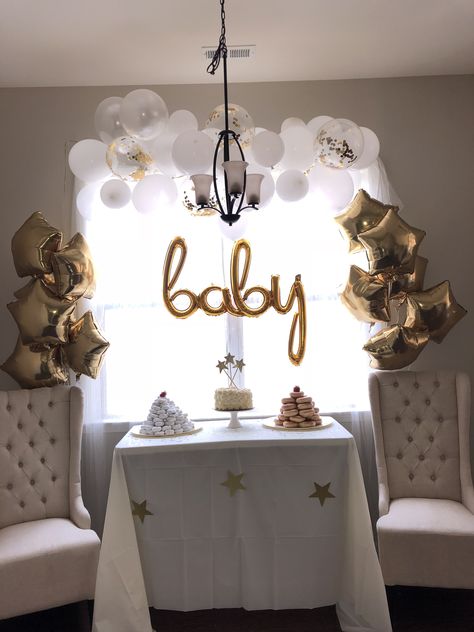 White and gold baby shower Office Baby Showers, Gold Baby Shower Decorations, Baby Shower Party Planning, Baby Shower Themes Neutral, White Baby Showers, Baby Reveal Party, Twinkle Twinkle Baby Shower, Baby Room Neutral, Baby Room Themes