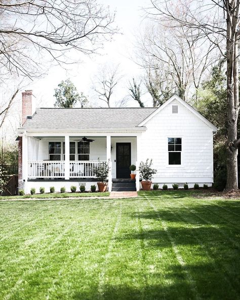 Cloudy Morning, Sunday Friends, French Farmhouse Style, Small Cottage Homes, Cottage Exterior, Casa Vintage, Small Farmhouse, Casa Exterior, Style Cottage