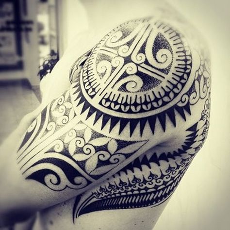 Top 10 Best Shoulder Tribal Tattoo Designs for Men 2013 - TheMoneyMachine Round Shoulder Tattoo, Shoulder Tattoo Men, Ta Moko Tattoo, Marquesan Tattoos, Mens Shoulder Tattoo, Guitar Tattoo, Cool Arm Tattoos, Samoan Tattoo, Geniale Tattoos