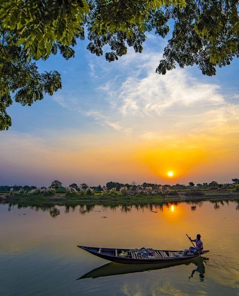 Krishnanagar is a city and a municipality in the Indian state of West Bengal. It is the headquarters of the Nadia district. Krishnanagar is situated on the southern banks of the Jalangi river. She is claimed to be named after Krishna Chandra Ray.  Image Credit📷: @chrisgomesphotography  #EWSHolidays #Beautiful #Flowers #River #Sunrise #KrishnaNagar #WestBengal #India #Asia #LandScape #Holiday #Travel #Outdoor #Explore River Bank Photography, River Bank Aesthetic, West Bengal Photography, Indian Landscape Photography, Bengal Aesthetic, Uttrakhand Travel, Asia Landscape, Explore Drawing, Book Cover Art Ideas