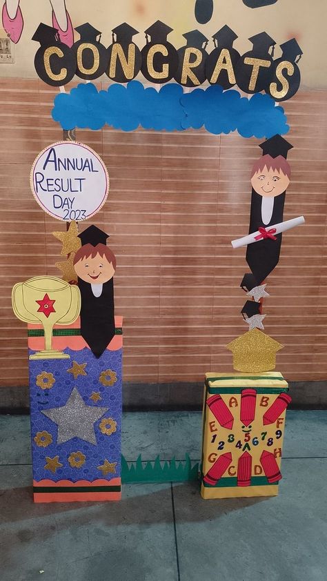 Selfie Board For School, Graduation Day Selfie Corner, Prize Distribution Ceremony Decoration, Graduation Day Board Decoration, Ptm Decoration School, Graduation Day Decoration For Kids, Result Day Decoration Ideas In School, Selfie Point Ideas For School, Annual Result Day Decoration In School