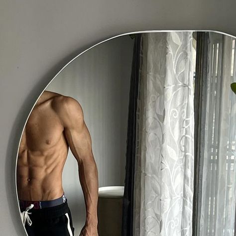 Gym Back Pose, Back Muscles Aesthetic, Men Fitness Aesthetic, Back Muscles Men, Workout Physique, Gym Men Motivation, Aesthetic Abs, Calisthenics Body, Masculine Man