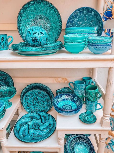 Korean Bedroom, Turquoise Living Room Decor, Turquoise Home Decor, Turquoise Decor, Blue Dishes, Deco Originale, Bohemian Interior, Shades Of Turquoise, Aqua Turquoise