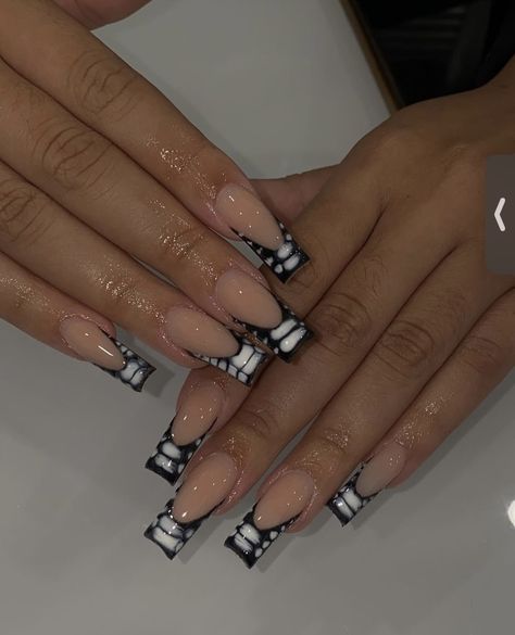 Nails Snake Design, Square Shape Acrylic Nails, Design French Nails, French Nails Square, Fall Nails Black, Shape Acrylic Nails, Nails Black And White, Girl Black And White, Black Acrylic Nails