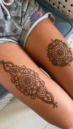 Henna On Thigh, Cool Henna Tattoos, Thigh Henna, Leg Henna Designs, Small Henna Tattoos, Henna Tattoo Design, Small Henna Designs, Easy Mehndi Designs, Cute Henna Designs