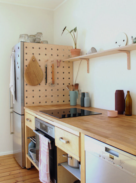 In the German kitchen of illustrator and graphic designer Swantje Hindrichsen, a pegboard hides the gap behind the fridge, which wasn’t deep enough to meet the wall. See more in Kitchen of the Week: An Artful Kitchen Created from Reclaimed Ikea Parts, Extreme Budget Edition. Wooden Pegboard, Organiser Cucina, Pegboard Storage, Desain Pantry, German Kitchen, Herringbone Backsplash, Diy Kitchen Storage, Ikea Kitchen, Cheap Home Decor