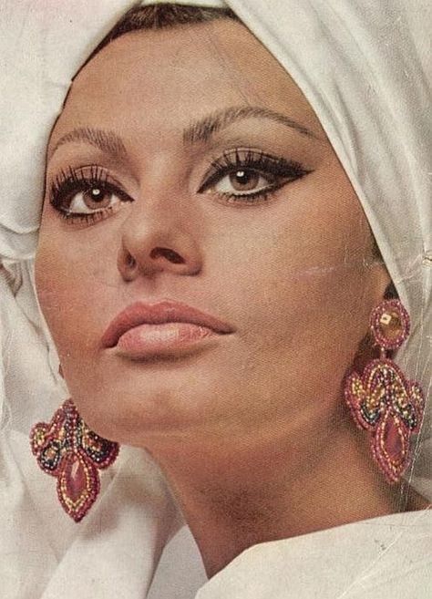 Sophia Loren Makeup, Cabelo Pin Up, Klasik Hollywood, 60s Makeup, Sofia Loren, Makeup Icons, Retro Makeup, Italian Beauty, Italian Actress