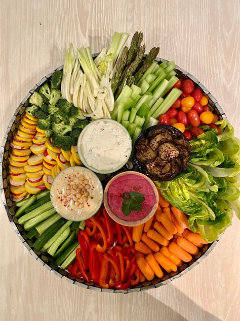 Plate Of Vegetables, Veggie Plate Ideas, Veggie Tray Party, Vegetable Boards, Veggie Platter Display, Vegetables Platter, Vegetable Board, Veggie Board, Health Meal Prep