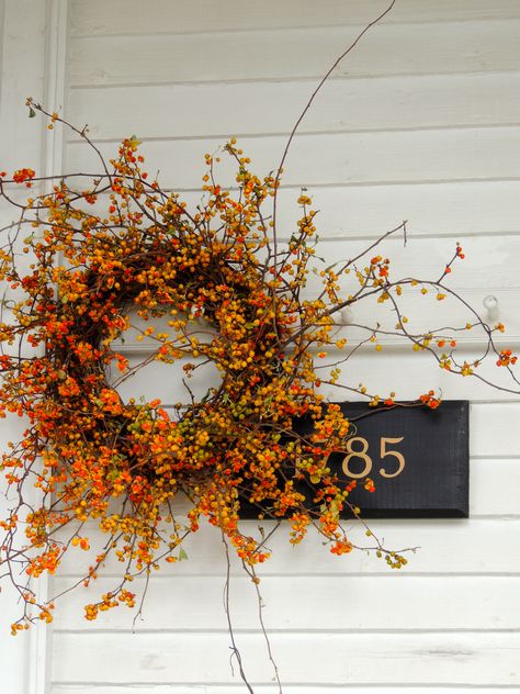 Small Stoop Fall Decorating Ideas, Fall Wreath Inspiration, Homemade Fall Wreaths, Modern Fall Wreaths For Front Door, Over The Door Decor, Wreath Decorating Ideas, Autumn Door Decor, Fall Wreaths For Front Door, Fall Door Wreath