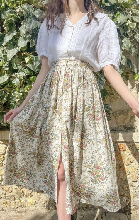 Pretty Long Skirt Outfits, Summer Outfit Cottagecore, How To Style A Floral Skirt, Cottagecore Skirt Outfit, Cottegcore Outfit, Floral Skirt Outfits Aesthetic, Spring Cottagecore Outfits, Summer Outfits Cottagecore, Cottage Core Summer Outfits