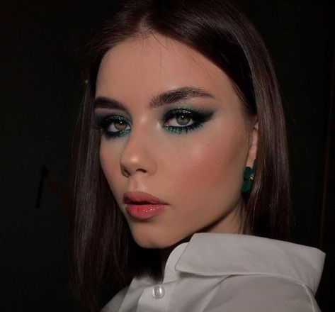 Eyeshadow Looks Green Dress, Emerald Green Eyeliner Looks, Make Up For Green Dress Night, Emerald Dress Makeup, Emerald Green Dress Makeup Ideas, Makeup For Emerald Green Dress, Makeup To Go With Green Dress, Emerald Makeup Look, Makeup Green Dress