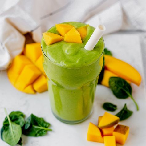 Banana Avocado Smoothie, Spinach Avocado Smoothie, Mango Health Benefits, Smoothie Without Banana, Spinach Smoothie Recipes, Smoothie Benefits, Mango Pineapple Smoothie, Spinach Avocado, Kale Smoothie