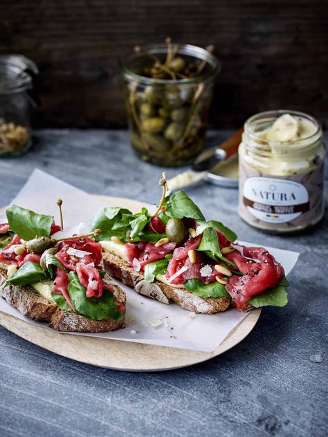 Toast with beef carpaccio | Natura Parmesan Toast, Caper Berries, Shaved Parmesan, Beef Carpaccio, Grill Party, Bruschetta Recipe, Watercress, Toast Recipes, Pine Nuts