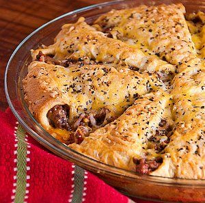 Italian Crescent Casserole includes ground beef, garlic pasta sauce and cheese. It only takes 20 minutes to cook and it's simply heavenly. Crescent Casserole, Potato Ball, Garlic Pasta Sauce, Stuffed Potato, Ground Beef Casserole Recipes, Crescent Roll Recipes, Beef Casserole Recipes, Ground Beef Casserole, Garlic Pasta