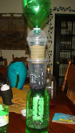 homemade water filtration. A possible science experiment to learn how to filter water or see water before and after pollution Simple Science Fair Projects, Water Experiments For Kids, Weather Experiments, Water Experiments, Cooking Rice, Experiments For Kids, Simple Science, Shower Water, About Water