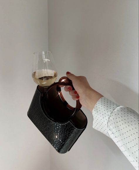 Wine to-go, chic classy, handbag goals, whats in my bag, bag goals, purse, wine purse, wine bag, fashionable, night out bag, night out essentials, night out bag, fashion essentials, accessories, blogger, instagram inspo, aesthetic pics, zara looks, wine quotes Photoshoot Wine Photo Ideas, Wine Influencer Photo, Leather Wine Bag, Night Out Bag, Instagram Inspo Aesthetic, Wine Purse, Girl Drinking Wine Aesthetic Night, Zara Looks, Blogger Instagram