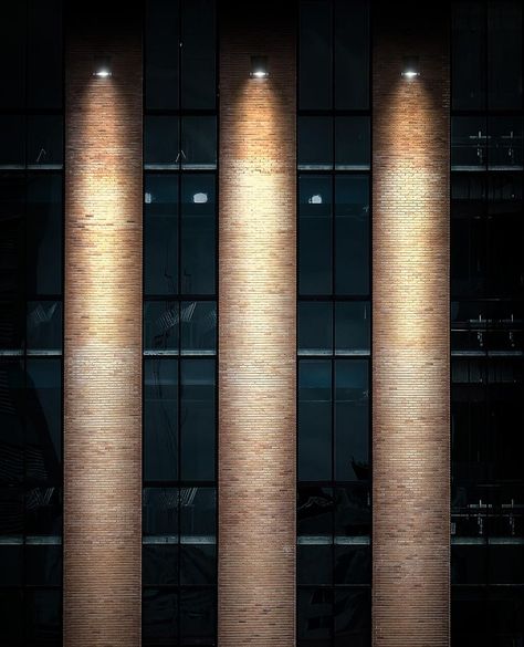 Front Elevation Lighting Ideas, Exterior Facade Lighting Design, Column Lighting Design, Exterior Column Design, Facade Lighting Architecture, Building Facade Lighting, Facade Lighting Design, Exterior Columns, Exterior Lighting Design