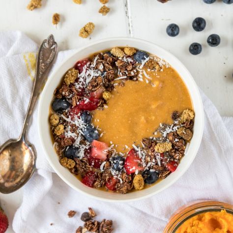 Sweet Potato Pie Smoothie Bowl {easy & gluten-free} sweetsimplevegan.com #sweetpotatosmoothiebowl #sweetpotatopie #veganbreakfast Smoothie Bowl Easy, Sweet Potato Breakfast Hash, Sweet Potato Smoothie, Dessert For Breakfast, Sweet Potato Pancakes, Sweet Potato Breakfast, Smoothie Bowl Recipe, Potato Pie, S'mores