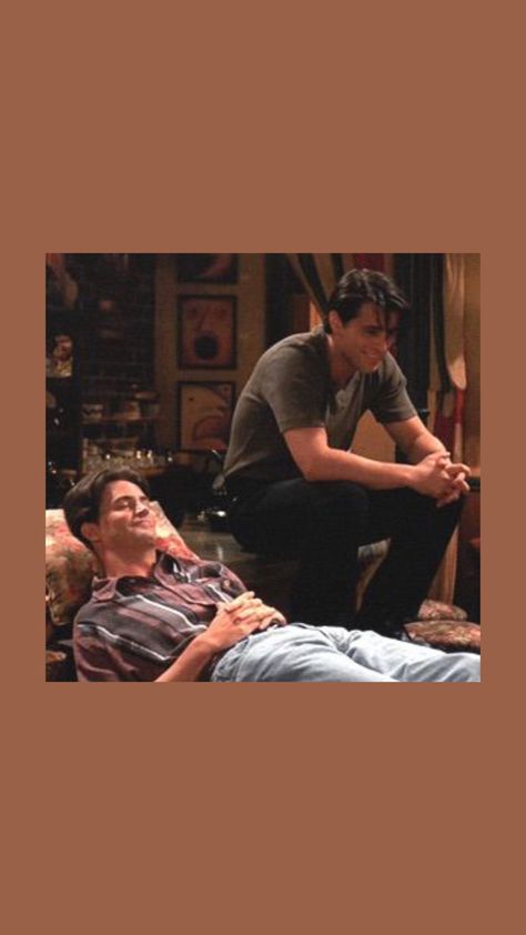 Friends Joey And Chandler Wallpaper, Joey Chandler Aesthetic, Chandler Bing Lockscreen, Chandler Joey Wallpaper, Joey Chandler Wallpaper, Friends Chandler Wallpaper, Joey And Chandler Wallpaper Aesthetic, Chandler Bing Wallpaper Aesthetic, Joey And Chandler Wallpaper