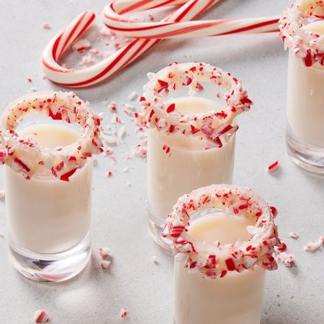 Peppermint Desserts, Peppermint Decor, Peppermint Cocktail, Rumchata Recipes, Peppermint Dessert, Christmas Shots, Christmas Eats, Cocktail Shots, Boozy Desserts