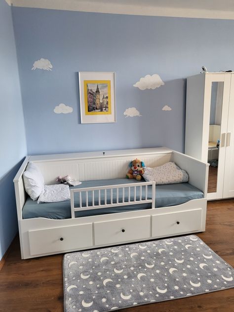 Clouds and sheeps in blue bedroom for boys. Ikea Hemnes idea. Ikea Hemnes Daybed Styling Bedroom, Ikea Hemnes Daybed Kids Room, Ikea Hemnes Divan, Toddler Bedroom Blue, Hemnes Daybed Kids Room, Hemnes Ikea Bed, Ikea Hemnes Daybed Styling, Lit Hemnes Ikea, Hemnes Bed Ideas