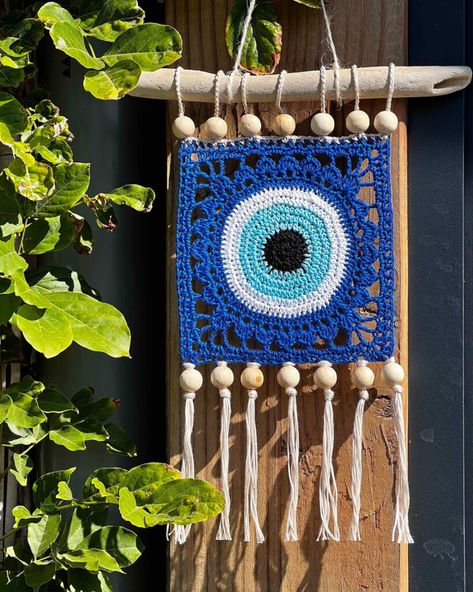 Evil Eye Crochet Wall Hanging, Crochet Eye Square, Macrame Evil Eye Wall Hanging, Crochet Evil Eye Pattern, Evil Eye Granny Square Pattern, Evil Eye Crochet Pattern Free, Half Granny Square Pattern, Evil Eye Granny Square, Granny Square Wall Hanging