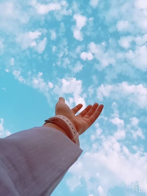 Sky Hand Pic, Aesthetic Dps, Sky Hand, Rose Pic, Beautiful Profile Pictures, Good Photo Editing Apps, New Photo Style, Snap Streak Ideas Easy, Hand Photography