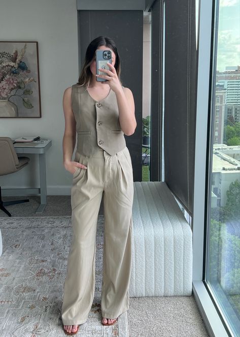 5’5 women wearing a sage green vest along with sage green trousers. Sleeveless Coat Outfit, Sleeveless Vest Outfit, Minimalistic Chic, Vest Outfit, Vest Style, Monochrome Outfit, Blue Vests, Vest Coat, Chic Outfit