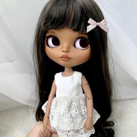 Blythe Dolls Tan Skin, Blythe Dolls Tan, Black Blythe Doll, Tan Blythe Doll, Blythe Doll Pfp, Black Blythe Dolls, Blythe Dolls Black, Black Wavy Hair, Living Dolls