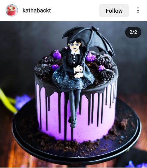 Thing Cake Addams Family, Small Wednesday Addams Cake, Wednesday Addams Themed Cake, Wednesday Addams Cakes Ideas, Easy Wednesday Addams Cake, Wednesday Inspired Cake, Wendsday Cake Ideas, Wednesday Cake Design, Wednesday Themed Birthday Cake