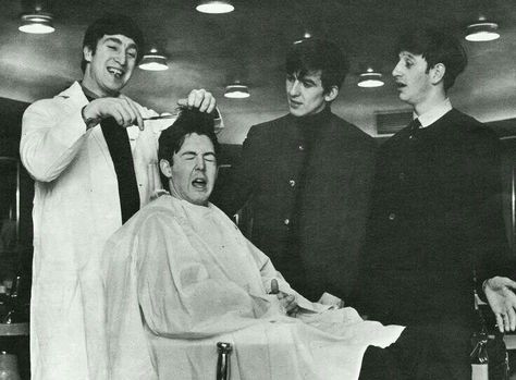 John the barber. The Beatles Funny, Beatles Quotes, Beatles Funny, Richard Starkey, Beatles Love, Beatles Photos, Beatles Pictures, Beatles John, Beatles Songs