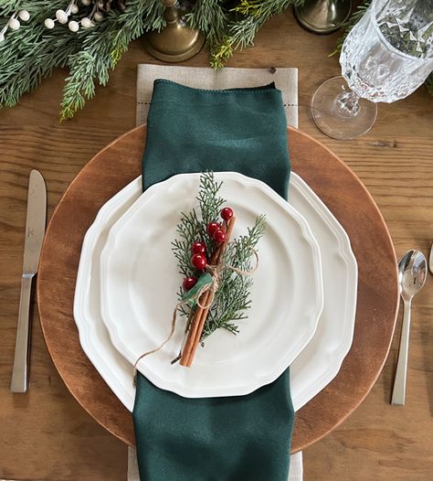 Cozy Winter Table Setting - Lavender Brook Home Winter Dinner Decor, Christmas Table Round, Serviette Ideas, Christmas Table Settings Simple, Winter Table Settings, Christmas Table Scape, Christmas Table Setting Ideas, Winter Table Setting, Cozy Table