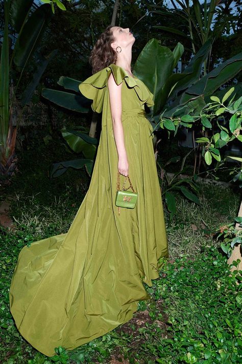 Your First Look at Valentino's Resort 2020 Bags - PurseBlog Valentino 2017, Valentino Resort, Getaway Outfit, Marie Chantal, Valentino Dress, Resort 2020, Valentino Women, Vogue Runway, Fashion Show Collection