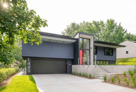 Split-level midcentury home gets updated into spectacular sanctuary Ranch With Porch, Mid Century Modern Split Level, Split Level Renovation, Modern Split Level House, Split Level Ranch, Raised Ranch Exterior, Modern Split Level, Split Level House Exterior, Split Level Remodel Exterior