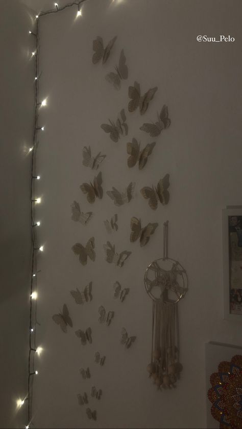 Butterfly Wall Bedroom, Fairy Lights On Wall Ideas, Room Ideas With Butterflies, Butterfly On Walls Ideas, Door Decoration Ideas Bedroom, Bedroom Wall Decoration Ideas, Aesthetic Door Ideas, Butterfly Aesthetic Room, Butterfly Room Aesthetic