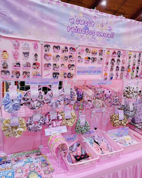 Anime Fest Etown Convention 💖✨ #animefest #animeconvention #pinktable #pinksetup #pinkaesthetic Convention Aesthetic, Anime Booth Display, Anime Convention, Art Booth Display Ideas, Artist Alley Keychain Display, Kawaii Vendor Booth, Small Artist Alley Display, Anime Convention Booth, Convention Booth