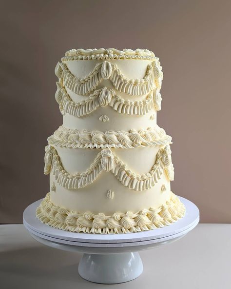 ✨ Elegance meets tradition with this stunning Lambeth-style wedding cake! ✨ The intricate piping and timeless design bring together old-world charm and contemporary luxury, perfect for couples looking to add a touch of vintage sophistication to their big day. 💍 Handcrafted with love and decorated with exquisite detail, this beauty is coated in a silky Swiss meringue buttercream, ensuring both stability and a luxe finish. 🍰✨ This pattern was achieved using @rosiesdessertspot Lambeth cake ste... Vintage Buttercream Cake, Lambeth Cake, Meringue Buttercream, Swiss Meringue, Swiss Meringue Buttercream, Contemporary Luxury, Buttercream Cake, Old World Charm, Style Wedding