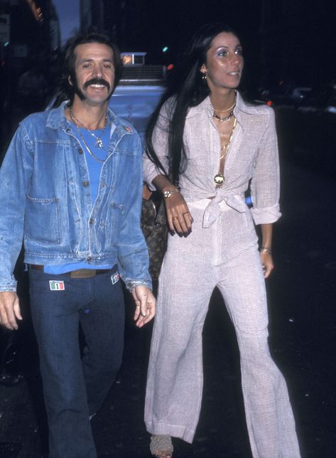 Cher's Best Outfits and Fashion Moments Over The Years - Cher Photos and Style Evolution 1970s Fashion Trends, Cher 70s, Cher Fashion, Sonny Bono, Cher And Sonny, Cher Outfits, Cher Photos, Boho Winter, 2019 Style