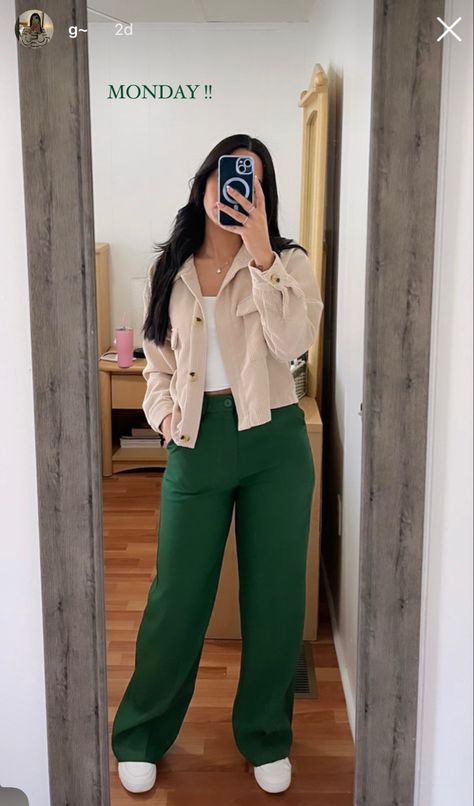 Outfit Minimalista, Outfits Bonitos, Green Pants Outfit, Look Clean, Casual College Outfits, Winter Fashion Outfits Casual, Casual Day Outfits, Elegante Casual, Quick Outfits