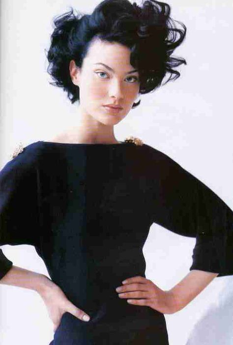 Vogue Grande-Bretagne Avril 1995 Mario Testino Shalom Harlow, 90s Models, Mario Testino, Model Inspo, Neo Noir, Fashion Models, Short Hair, Mario, Short Hair Styles