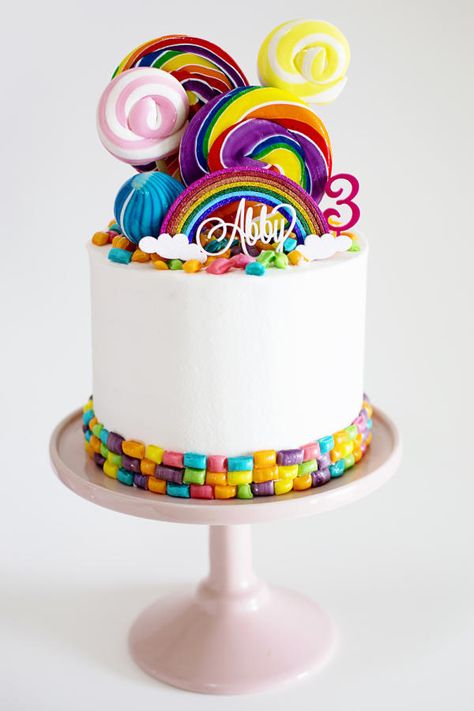 torta blanca comprar paletas de azucar como arco iris Lollipops Cake, Gökkuşaği Pasta, Australian Cake, Cake Magazine, Kid Cakes, Lolly Cake, Rainbow Lollipop, Candyland Cake, Lollipop Cake