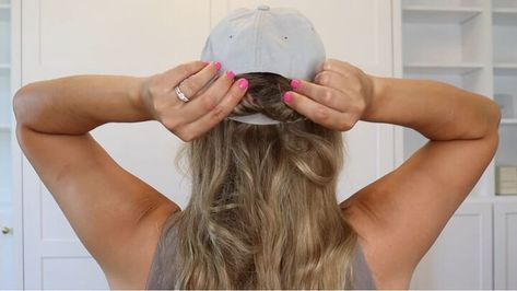 Ball Cap Ponytail, Long Hair With Baseball Hat, Ballcap Hairstyles Cute Long Hair, Hair With Hats Ball Caps, Ballcap Hairstyles Cute, Hair With Baseball Hat, Ballcap Hairstyles, Easy Hat Hairstyles, Ball Cap Hairstyles