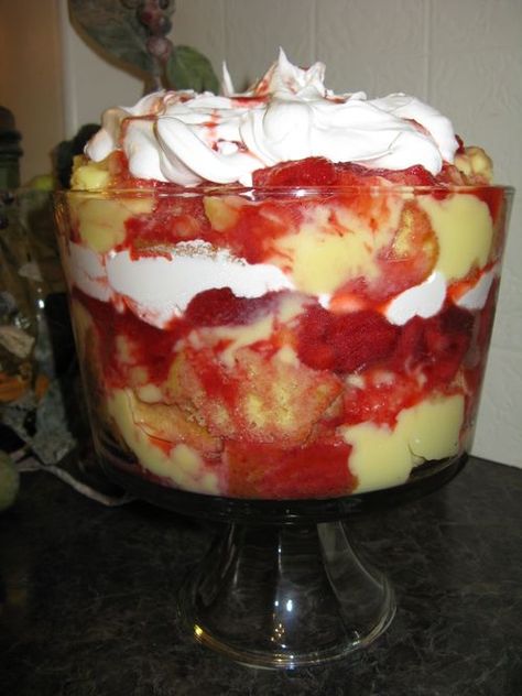 Paula Deen's Punch Bowl Cake:  18 1/4-oz pkg yellow cake mix,  Two 3 1/2-oz pkgs instant vanilla pudding mix prepared according to instructions on box,  20-oz  crushed pineapple drained,  6 med bananas sliced, 2 pints strawberries (crush 1 pint, slice 1 pint, & mix both together), 24 oz  Cool Whip or 1 quart heavy cream whipped with 1 c sugar till stiff). Christmas Trifles, Punch Bowl Cake Recipe, Bowl Desserts, Punch Bowl Cake, Moist Pound Cake, Paula Deen Recipes, Trifle Desserts, Bowl Cake, Trifle Recipe