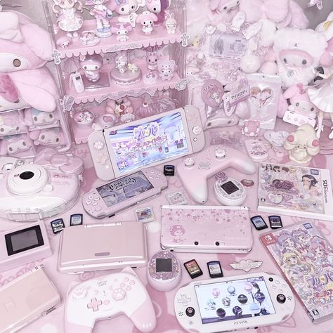 Kawaii Room Ideas, Pink Games, Arte Do Kawaii, Hello Kitty Rooms, Otaku Room, Pink Desk, Pink Room Decor, Aesthetic Room Ideas, Retro Gadgets